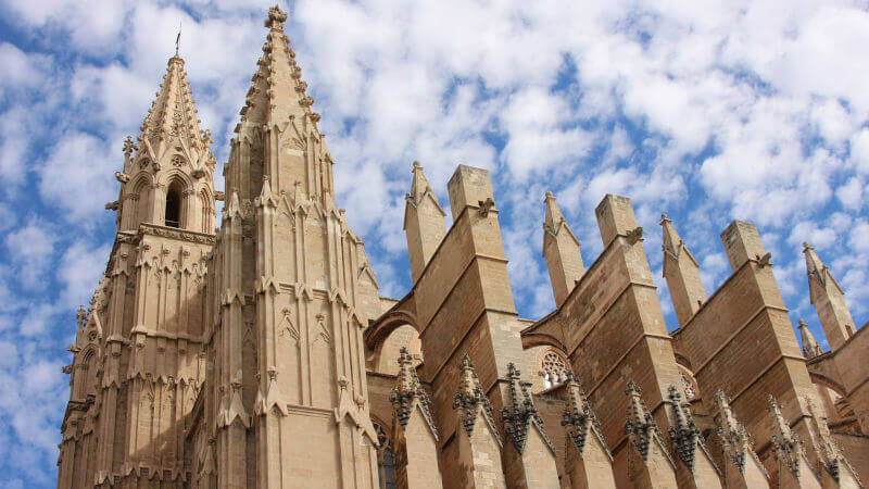 Mallorcas Architektur mit dem Mietwagen bestaunen